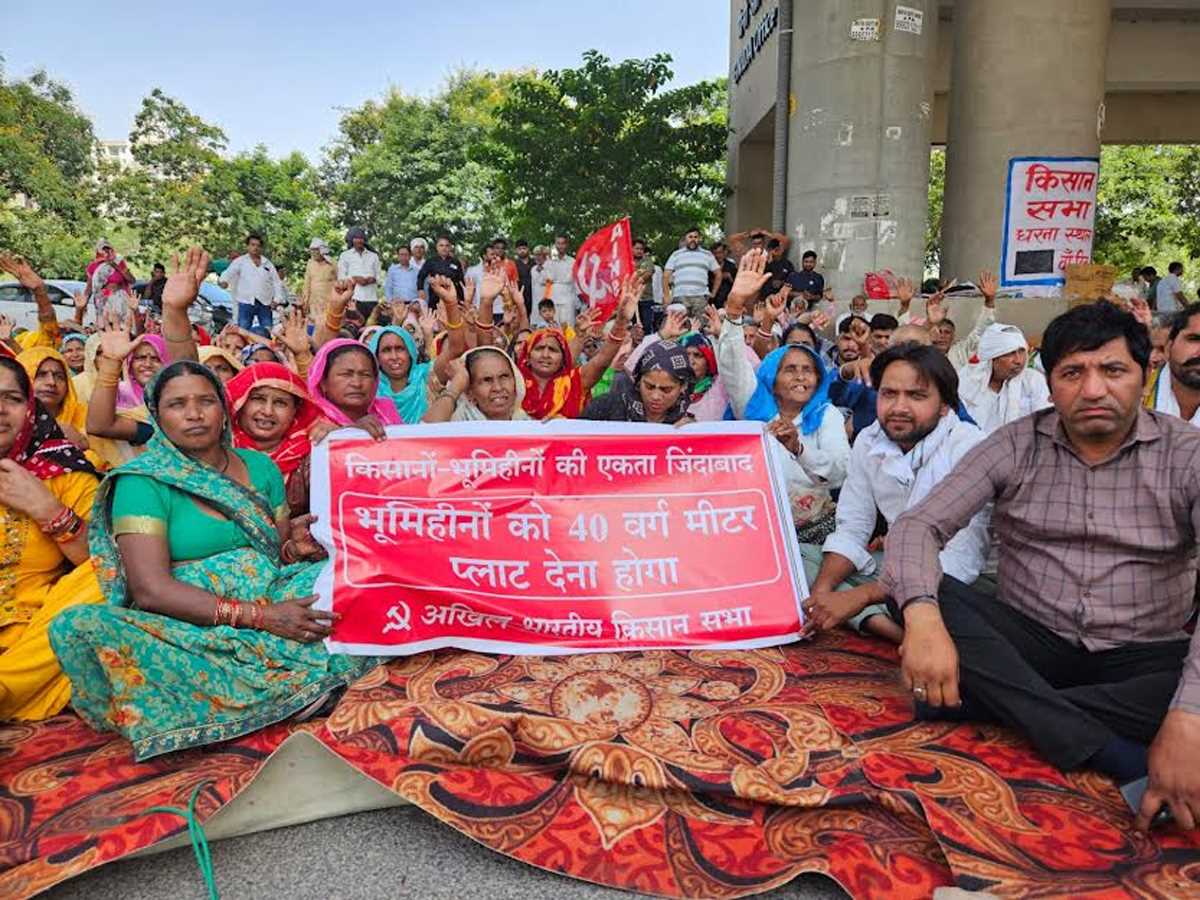 भूमिहीनों ने भूखंड की मांग को लेकर ग्रेटर नोएडा प्राधिकरण पर किया प्रदर्शन